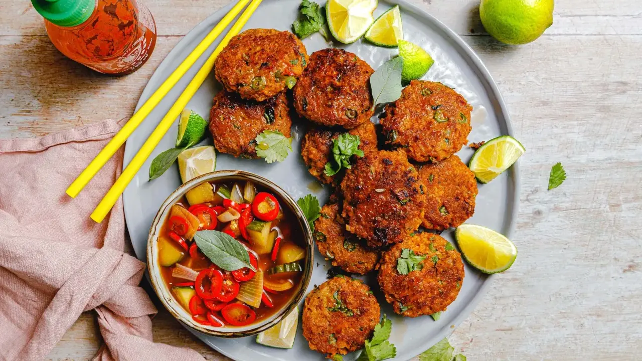 Herzhafte Fischfrikadellen mit Limette, Koriander und einer scharfen Sauce. Ein wahrer Genuss, der den Gaumen kitzelt. Tod man pla!