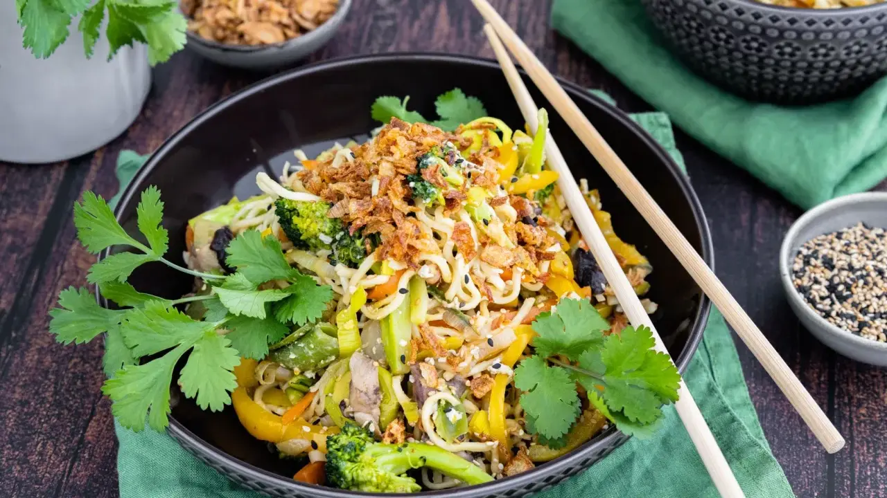 Leckere asiatische Rezepte vegetarisch: Nudeln mit Brokkoli, Paprika, Lauch und knusprigen Zwiebeln.