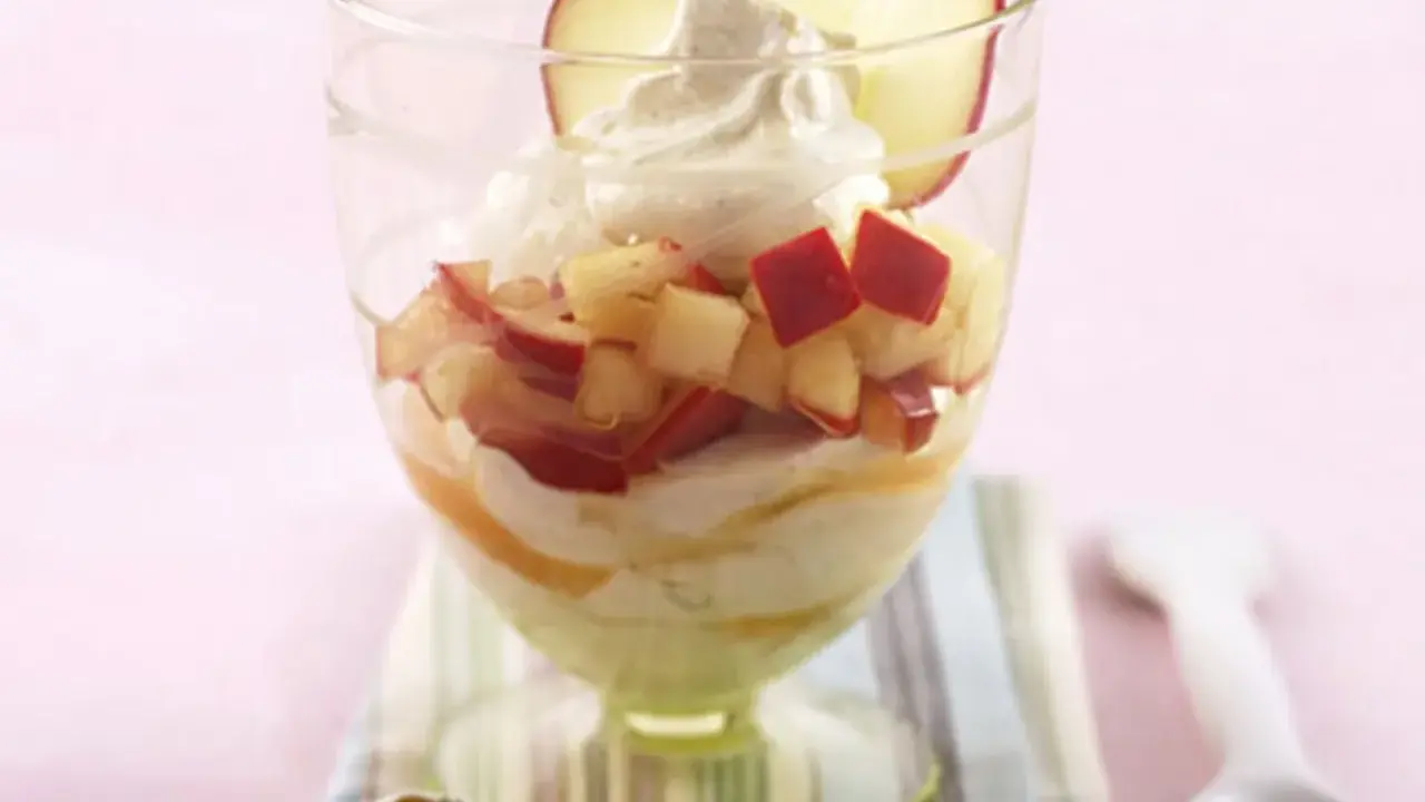 Cremiges Dessert im Glas mit Apfelstücken und Mascarpone. Ein köstliches Beispiel für rezepte mit mascarpone salzig, das süß und herzhaft kombiniert.