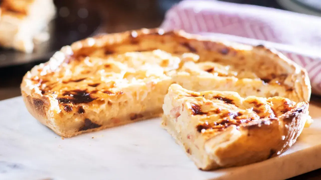 Herzhafte quiche ohne boden, mit einer goldbraunen Kruste und einer cremigen Füllung, die Lust auf mehr macht.