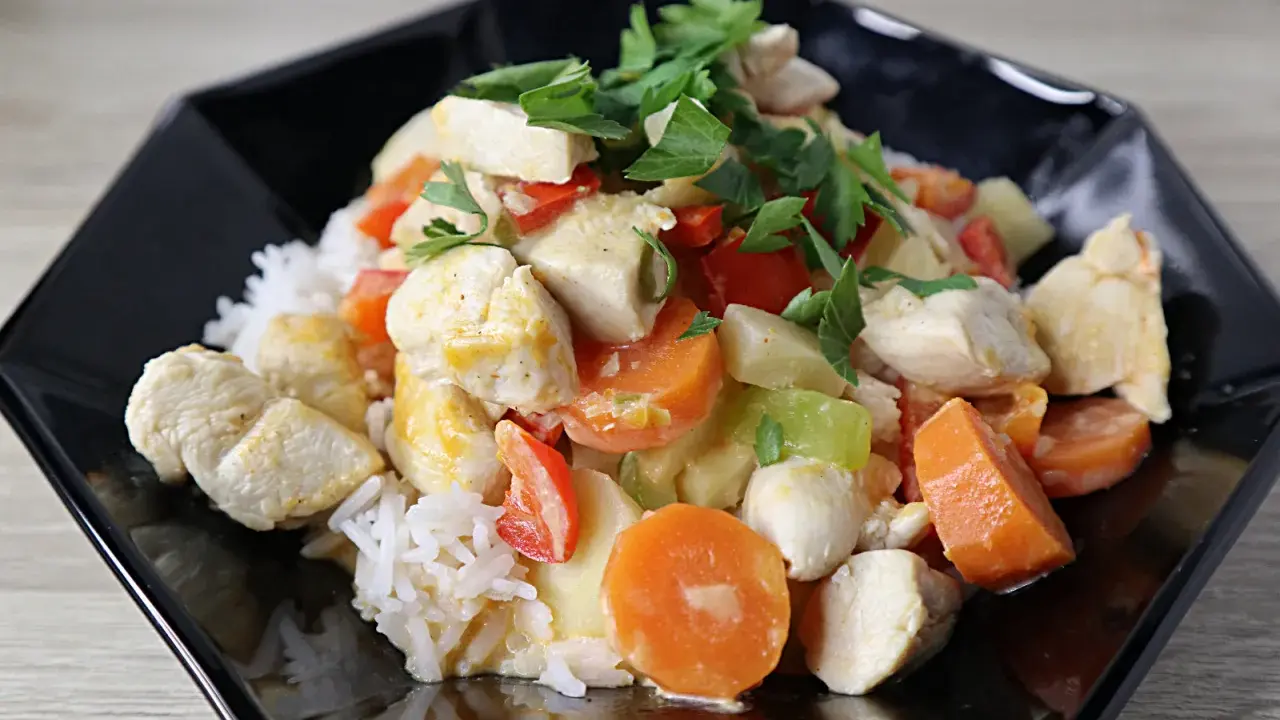 Hähnchencurry mit Reis und Gemüse, eine histaminarme Mahlzeit.