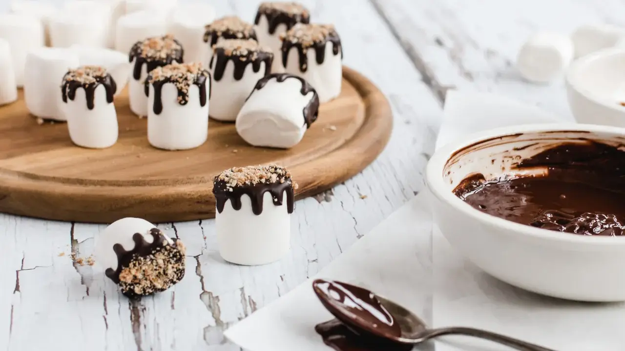 Schokoladenüberzogene Marshmallows mit Streuseln, bereit zum Verzehr. So lassen sich Marshmallows wunderbar verwerten!