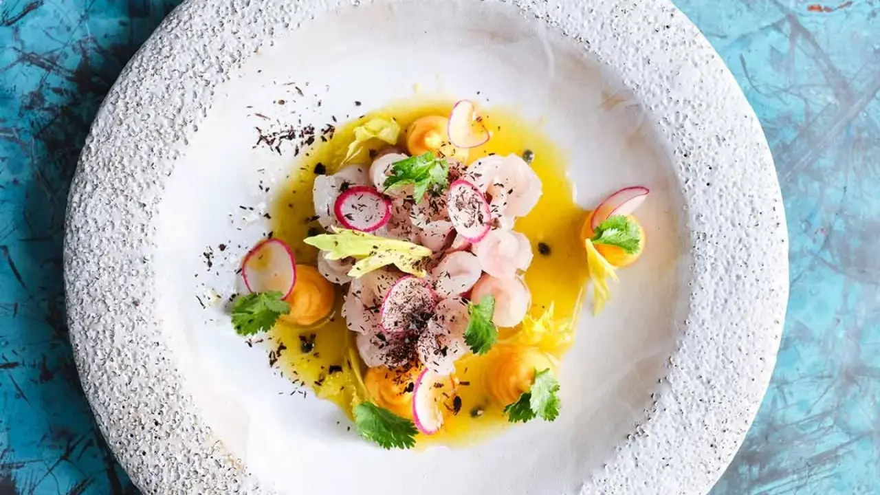 Exotisches Gericht mit Garnelen, Radieschen und Passionsfrucht-Dressing. Perfekt für leichte, sommerliche passionsfrucht rezepte.