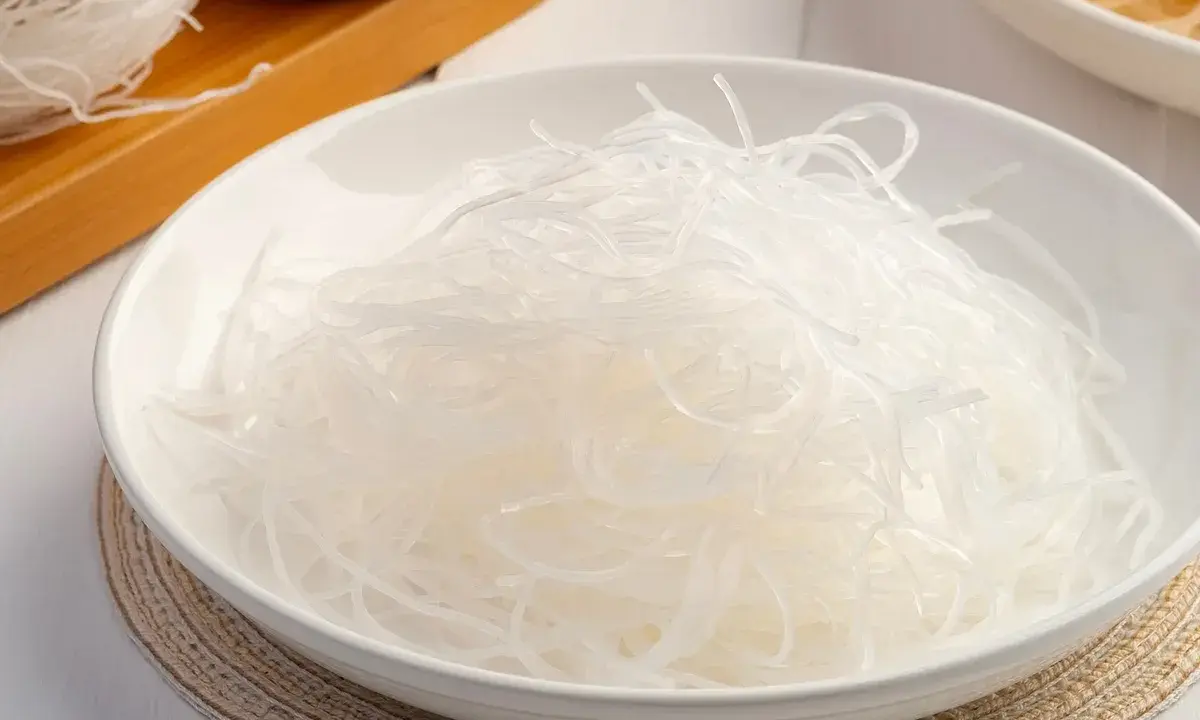Eine Schüssel mit transparenten Glasnudeln, die oft als gesunde Alternative zu Weizennudeln gelten.