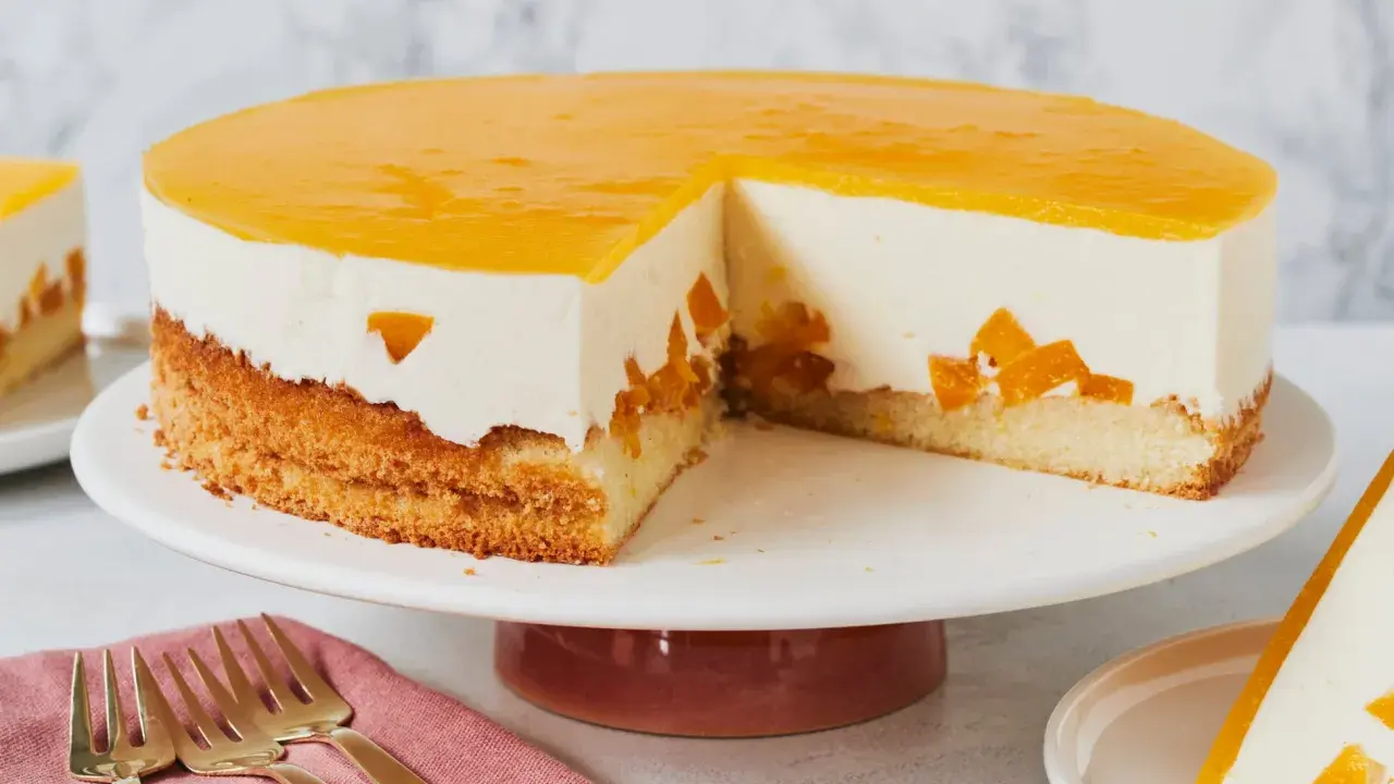 Fruchtige Torte mit Biskuitboden, Sahne und Aprikosenstückchen, überzogen mit einem gelben Tortenguss. Eine tolle Torten-Anleitung!