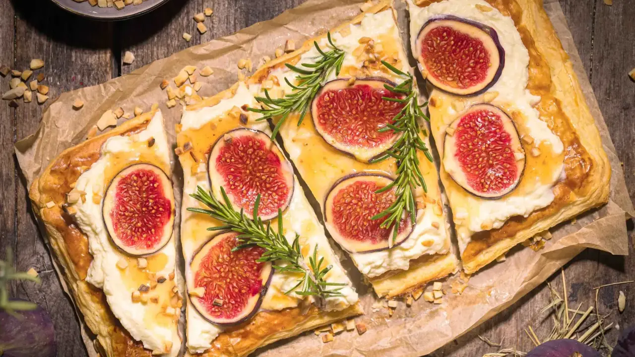 Eine köstliche Feigen-Tarte mit cremigem Käse, Honig, Nüssen und Rosmarin auf knusprigem Blätterteig.