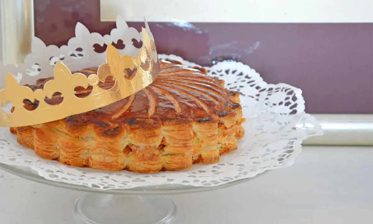 Goldene Krone auf einer köstlichen Galette des Rois, bereit zum Teilen.