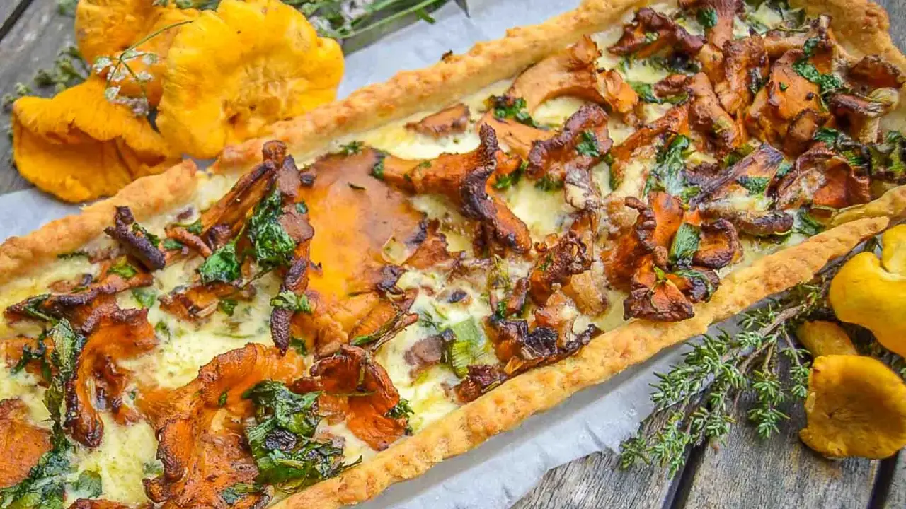 Herzhafte Pfifferling Quiche mit frischen Kräutern und goldgelben Pilzen, ein Genuss für jeden Gaumen.