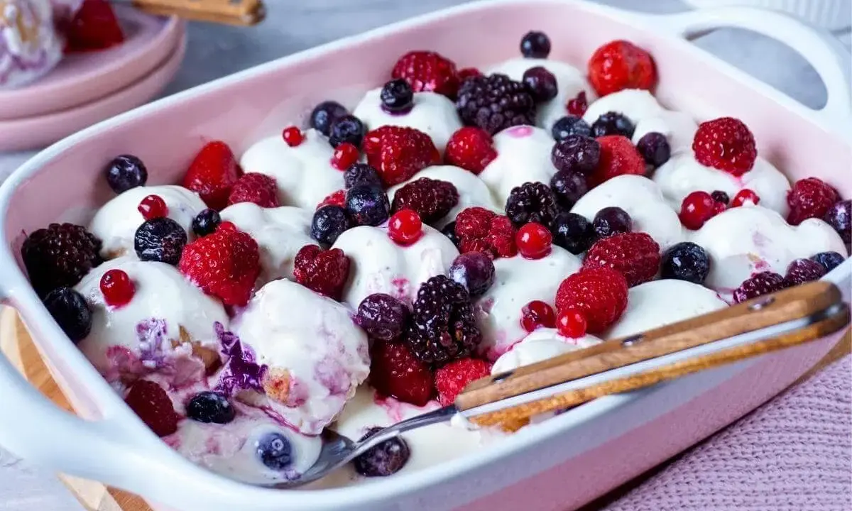 Ein cremiges Windbeutel-Himbeer-Dessert, üppig belegt mit frischen Beeren. Ein Traum für jeden Gaumen!