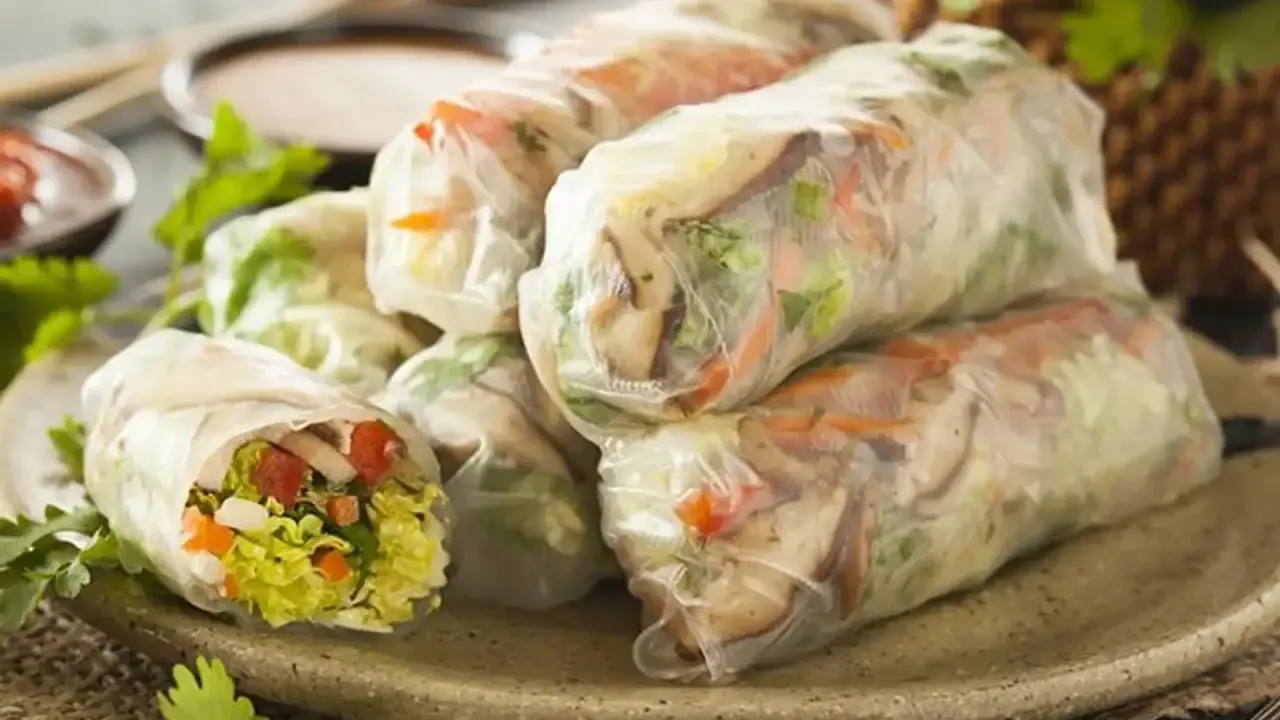 Frische Sommerrollen, gefüllt mit knackigem Gemüse und Kräutern, sind ein köstliches Beispiel für vietnamesische Rezepte.
