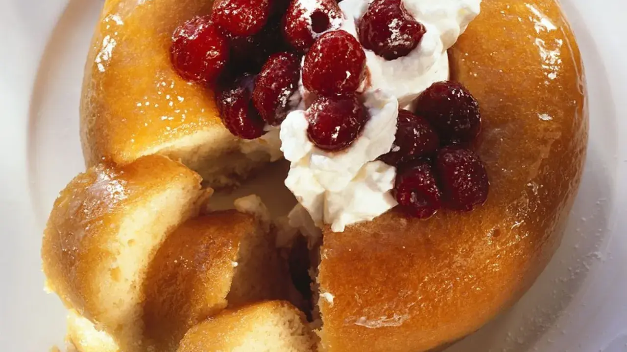 Ein Savarin-Rezept, das zu einem köstlichen Dessert mit Sahne und Beeren führt.