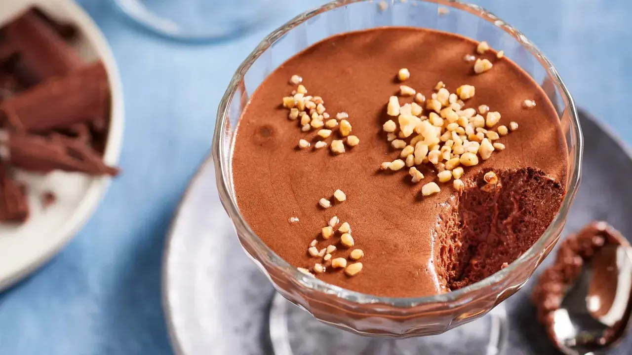 Schokoladenmousse im Glas, garniert mit Nüssen. Ein köstliches Mousse au Chocolat Rezept, das zum Genießen einlädt.
