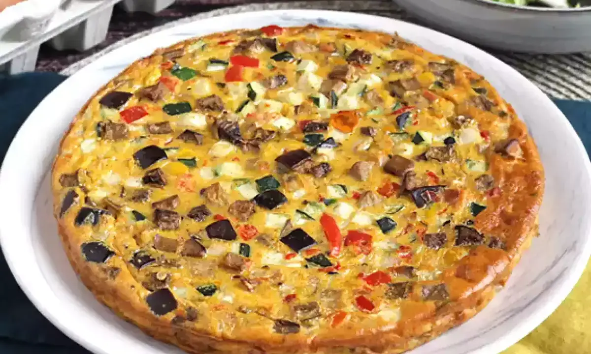 Herzhafter Flan mit Gemüse, ein köstliches flan rezept, das mit Auberginen, Zucchini und Paprika zubereitet wird.