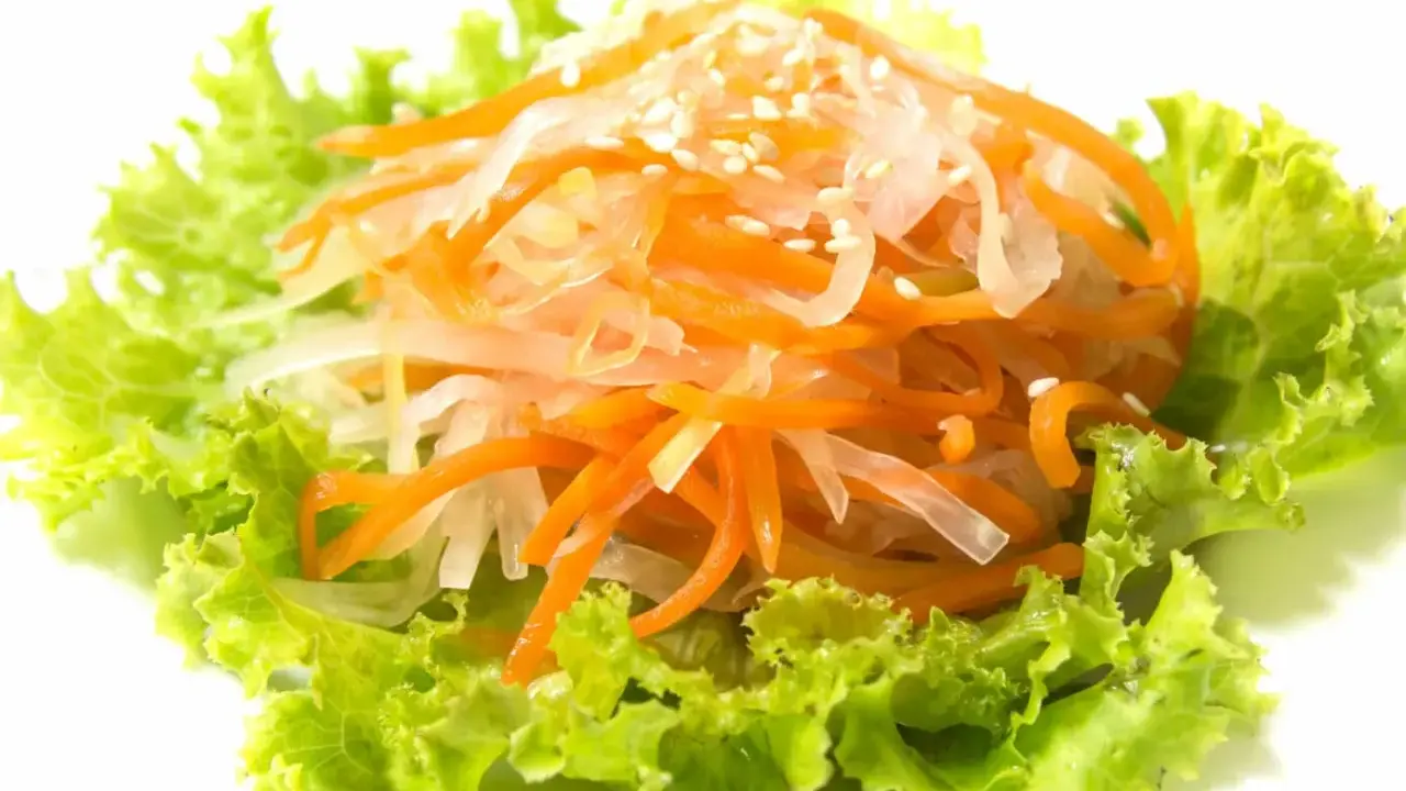 Frischer Salat mit geraspelten Karotten und Rettich, garniert mit Sesam. Ein leichter und gesunder Genuss, der an ein vietnamesisches Do Chua erinnert.