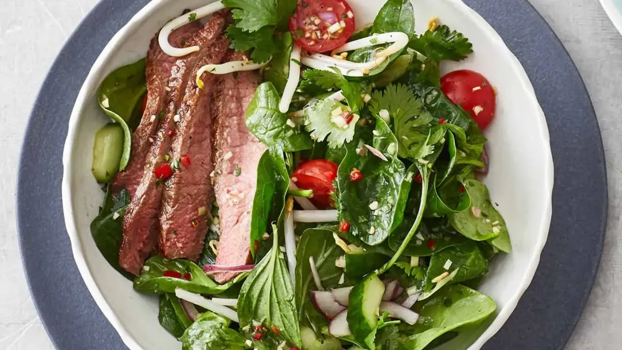 Ein frischer Thai-Rindfleischsalat mit zarten Rindfleischstreifen, knackigem Gemüse und Kräutern.