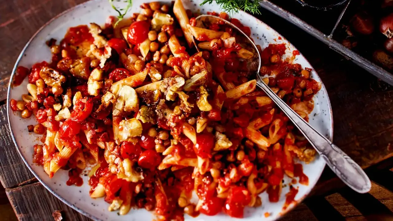 Herzhaftes Gericht mit Penne, Kichererbsen und Tomaten. Ein leckeres Beispiel für Maronen Rezepte herzhaft, perfekt für kalte Tage.