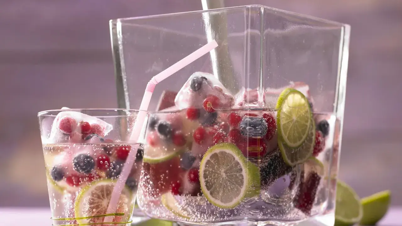 Erfrischendes Getränk mit Beeren, Limetten und Eiswürfeln. Perfekt für sommerliche Limetten Rezepte.