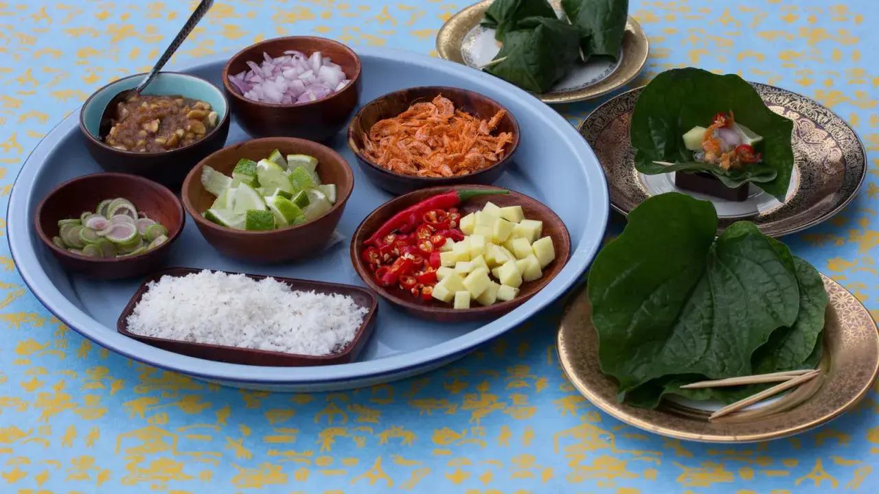 Zutaten für Miang Kham: Kokosraspeln, Schalotten, Limetten, Ingwer, Chili, getrocknete Garnelen und eine Erdnusssauce.