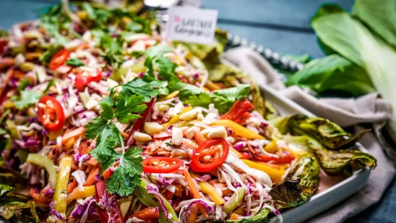 Bunter Thai Salat mit viel Gemüse, Koriander und Erdnüssen. Ein frischer Genuss!