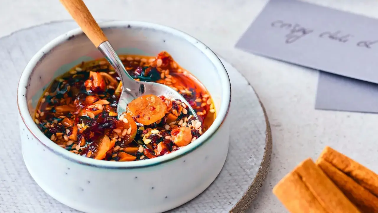 Würziges Chiliöl mit Nüssen und Sesam, perfekt für die vielseitige crispy chili oil verwendung.