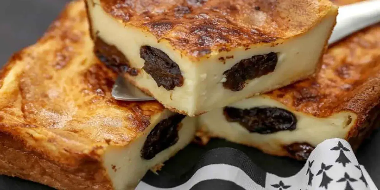Saftiger Far Breton mit saftigen Pflaumen, goldbraun gebacken. Ein Stück bretonischer Genuss.