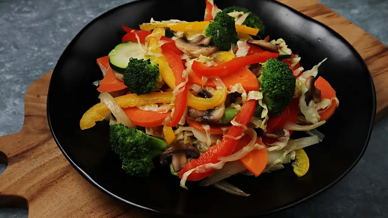 Buntes Gemüse mit Paprika, Brokkoli, Karotten und Pilzen, eine köstliche asiatische Gemüsepfanne.