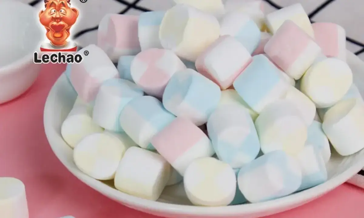 Bunte Marshmallows, die weich und fluffig sind, da ist in marshmallows gelatine.