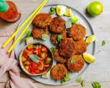 Herzhafte Fischfrikadellen mit Limette, Koriander und einer scharfen Sauce. Ein wahrer Genuss, der den Gaumen kitzelt. Tod man pla!