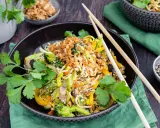 Leckere asiatische Rezepte vegetarisch: Nudeln mit Brokkoli, Paprika, Lauch und knusprigen Zwiebeln.