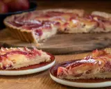 Saftige Apfeltarte mit roten Apfelscheiben, bestäubt mit Puderzucker. Ein köstliches Apfeltarte Rezept für Genießer.