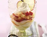 Cremiges Dessert im Glas mit Apfelstücken und Mascarpone. Ein köstliches Beispiel für rezepte mit mascarpone salzig, das süß und herzhaft kombiniert.