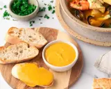 Ein köstliches Rouille-Rezept mit Brot und Meeresfrüchtesuppe. Die cremige Sauce passt perfekt zu den knusprigen Baguettescheiben.