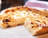 Herzhafte quiche ohne boden, mit einer goldbraunen Kruste und einer cremigen Füllung, die Lust auf mehr macht.