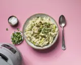 Reis mit Pesto und Spargel, garniert mit Kresse. Daneben Salz, Sprossen und ein Löffel.