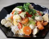 Hähnchencurry mit Reis und Gemüse, eine histaminarme Mahlzeit.
