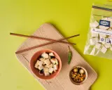 Vorbereitung für tofu einfrieren: gewürfelter Tofu in Schüssel mit Soße, Stäbchen, Chili und Beutel mit gefrorenem Tofu.