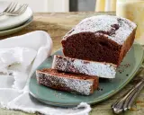 Saftiger Schokoladen-Pfundkuchen, bestäubt mit Puderzucker. Dieses Rezept für Pfundkuchen ist ein Genuss!