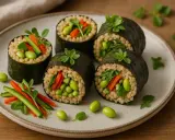 Sushi-Rollen mit braunem Reis, Edamame, Karotten und Gurken. Eine gesunde Mahlzeit voller Reis und Ballaststoffe.