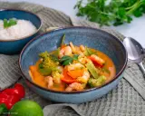 Ein köstliches Thai Curry mit Garnelen, Brokkoli und Karotten in einer cremigen Kokosmilchsauce. Dazu duftender Reis.