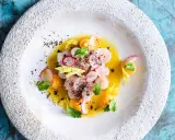 Exotisches Gericht mit Garnelen, Radieschen und Passionsfrucht-Dressing. Perfekt für leichte, sommerliche passionsfrucht rezepte.