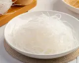 Eine Schüssel mit transparenten Glasnudeln, die oft als gesunde Alternative zu Weizennudeln gelten.