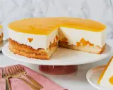 Fruchtige Torte mit Biskuitboden, Sahne und Aprikosenstückchen, überzogen mit einem gelben Tortenguss. Eine tolle Torten-Anleitung!