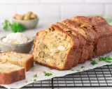 Ein köstlicher, in Scheiben geschnittener Cake Salé mit Oliven und Käse, bereit zum Genießen.