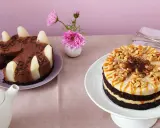 Zwei Torten auf einem Tisch: eine Schokoladen-Birnen-Torte und eine köstliche Erdnuss Torte mit Karamell und Nüssen.