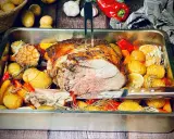 Saftige Lammkeule aus dem Backofen, umgeben von Rosmarinkartoffeln, Knoblauch und Paprika. Ein Festmahl!