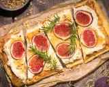 Eine köstliche Feigen-Tarte mit cremigem Käse, Honig, Nüssen und Rosmarin auf knusprigem Blätterteig.