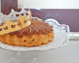 Goldene Krone auf einer köstlichen Galette des Rois, bereit zum Teilen.