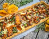 Herzhafte Pfifferling Quiche mit frischen Kräutern und goldgelben Pilzen, ein Genuss für jeden Gaumen.
