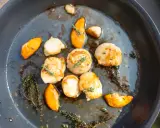 Gebratene Jakobsmuscheln mit Kürbisspalten und Thymian in einer Pfanne. Ein einfaches Jakobsmuscheln Rezept für Genießer.