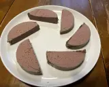Sechs Scheiben Pastete auf einem weißen Teller, bereit zum Servieren. Ein köstliches pâté rezept, das man probieren muss!